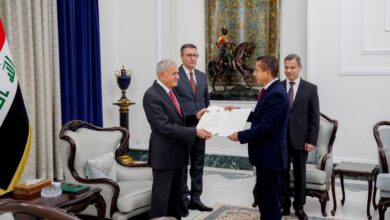 رئيس الجمهورية يسلم محافظ ذي قار المرسوم الخاص بتعيينه