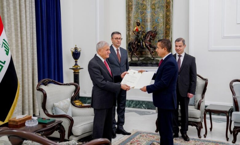 رئيس الجمهورية يسلم محافظ ذي قار المرسوم الخاص بتعيينه